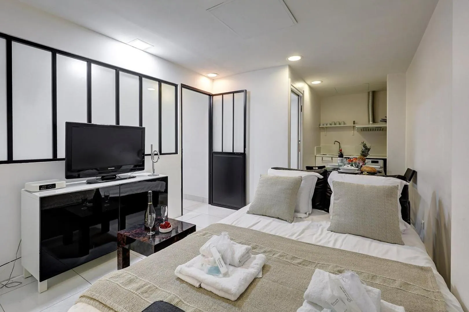 373 Suzanne - Superbe A Apartment *